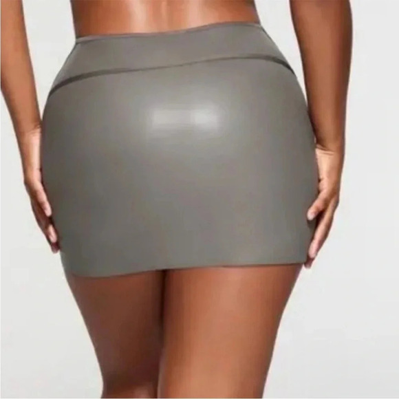 Skims gray rubberized scuba front zip mini skirt - Picture 2 of 11